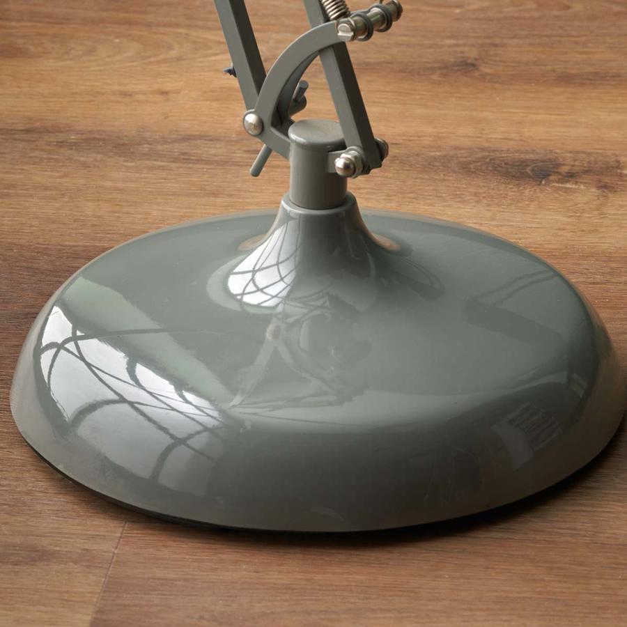 The base gives the Alonzo floor reading lights stability for daily tasks