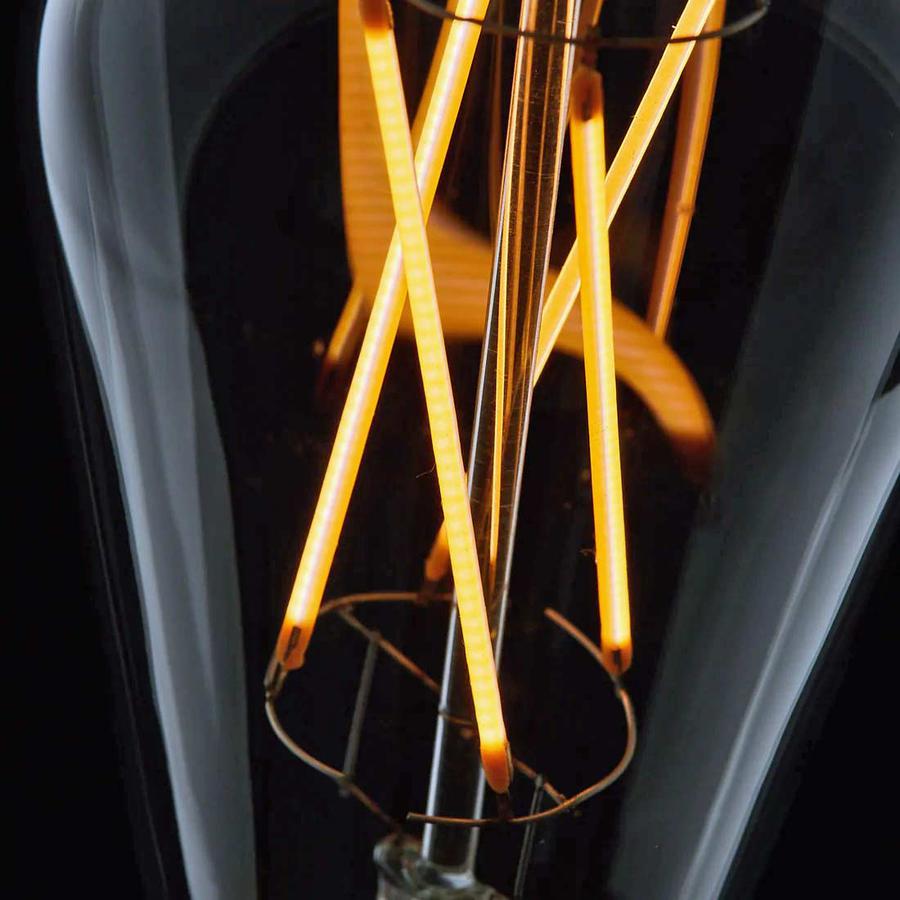 This classic LED light bulb from Well Lit is an ideal replacement for incandescent bulbs in table lamps, floor lamps and ceiling lamps thanks to its ultra-modern LED filament, which is pictured here
